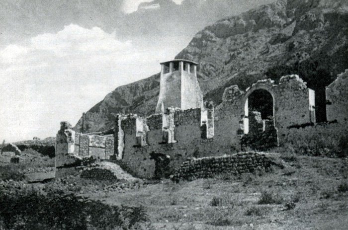 “The fortress ruins of the one-time residence of Scanderbeg” (Foto: Kurt Rückmann, 1960)