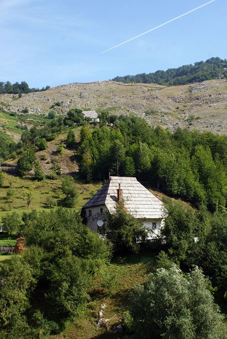 Old shingled house in upper Kelmendi (Photo: Ismail Gagica, August 2011).