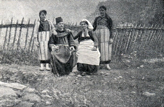 The Missionary of Theth and his family (Photo: Karl Steinmetz, 1904).