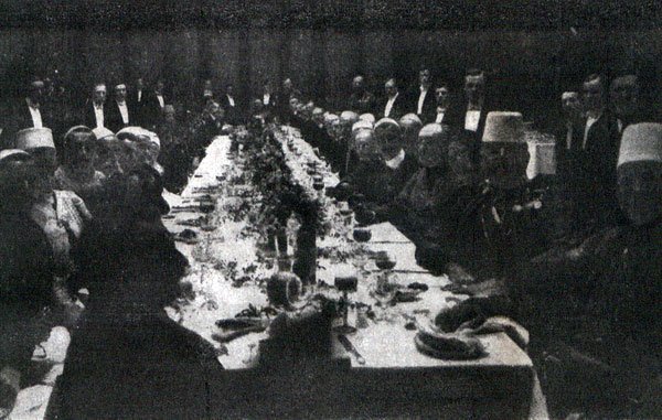 Die albanische Huldigungs- deputation zu Tisch im Hotel Bristol, Wien, 18. April 1917.
