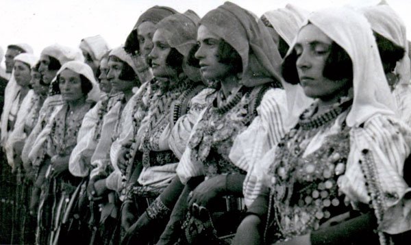 Northern Albanian women in national costume (Photo: Karl Wimmer, 1944).